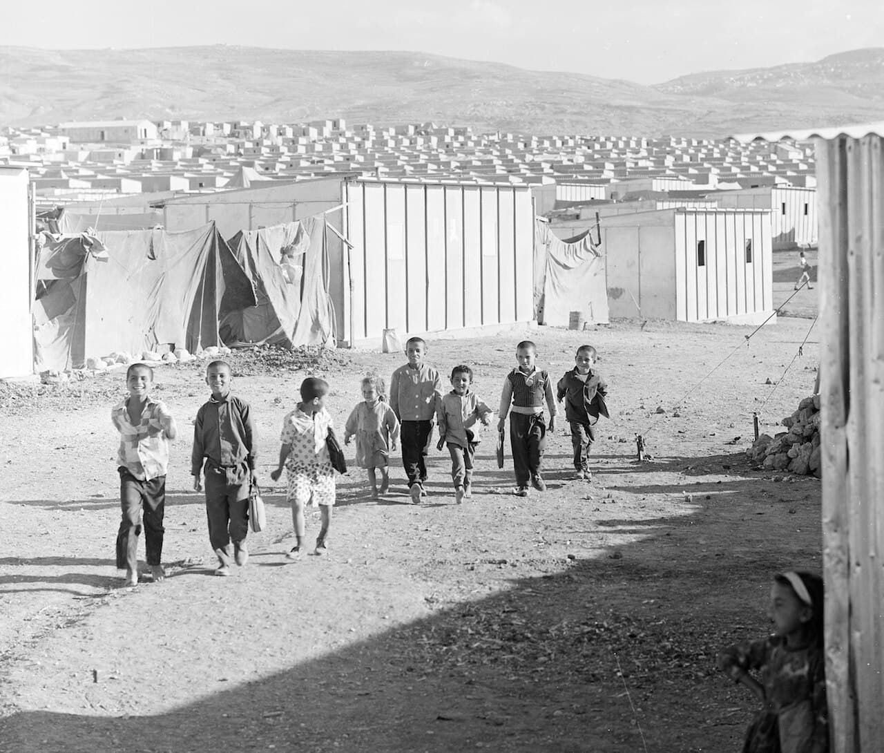 من الوهادنة إلى الحصن: كيف وُلد المخيم